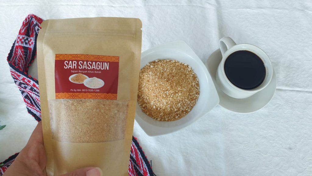 Sasagun bubuk kasar dari tepung beras dan kelapa di piring putih, disajikan dengan kopi hitam panas