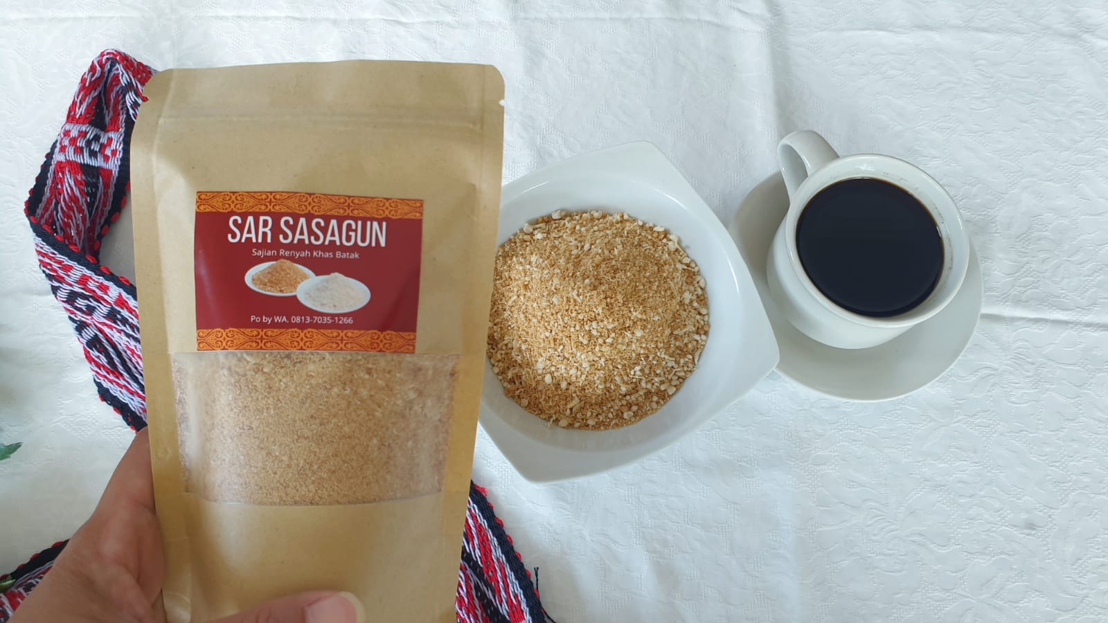 Sasagun bubuk kasar dari tepung beras dan kelapa di piring putih, disajikan dengan kopi hitam panas